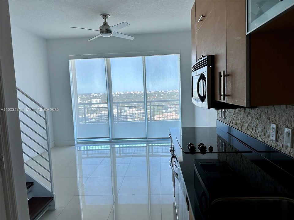 For Rent: $2,850 (1 beds, 1 baths, 638 Square Feet)