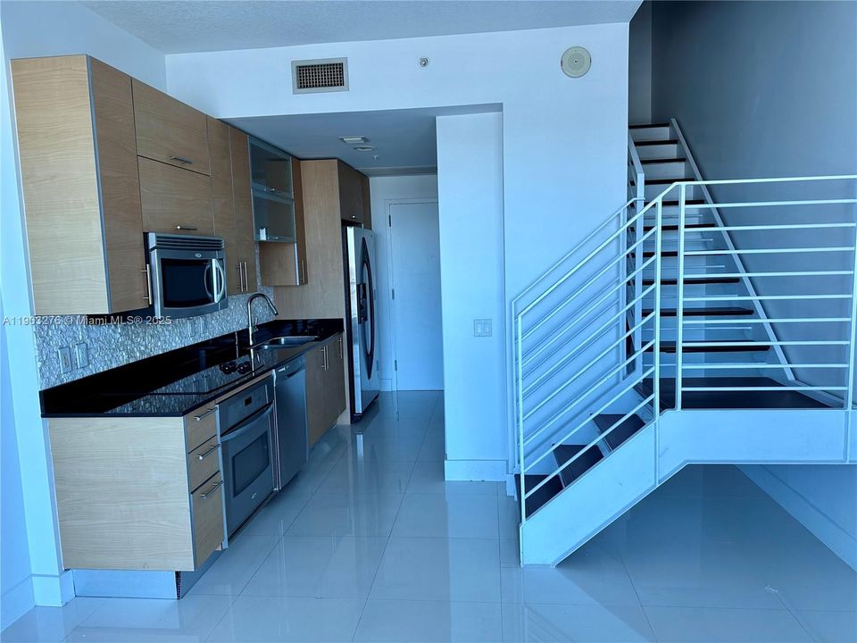 For Rent: $2,850 (1 beds, 1 baths, 638 Square Feet)