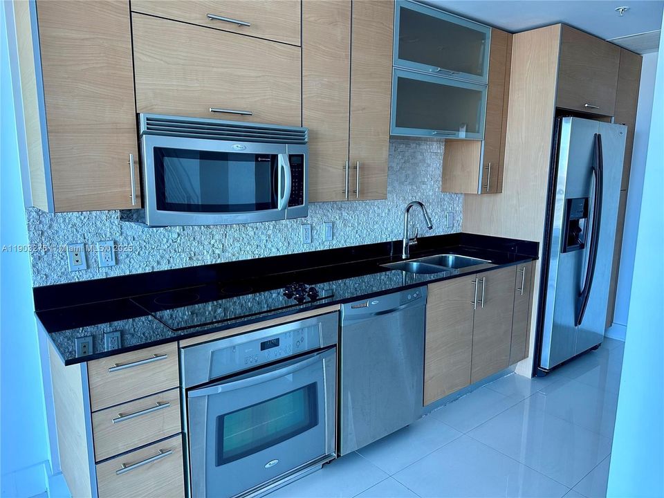 For Rent: $2,850 (1 beds, 1 baths, 638 Square Feet)