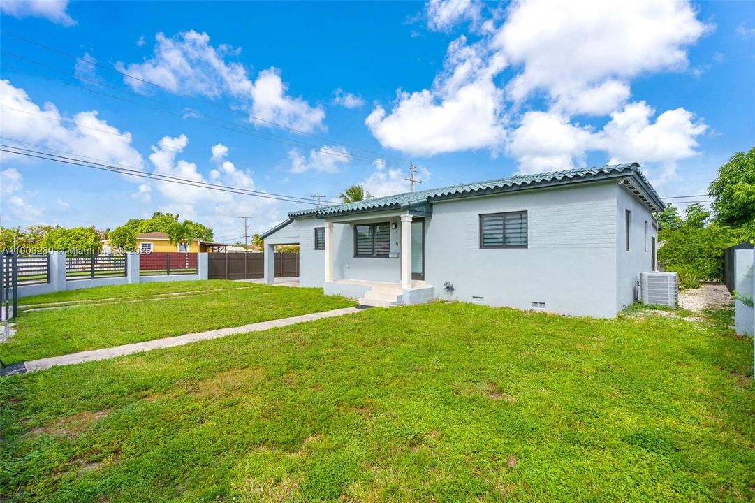 For Sale: $650,000 (3 beds, 2 baths, 960 Square Feet)