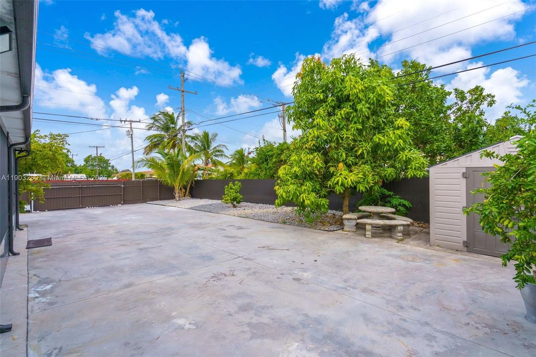 For Sale: $650,000 (3 beds, 2 baths, 960 Square Feet)