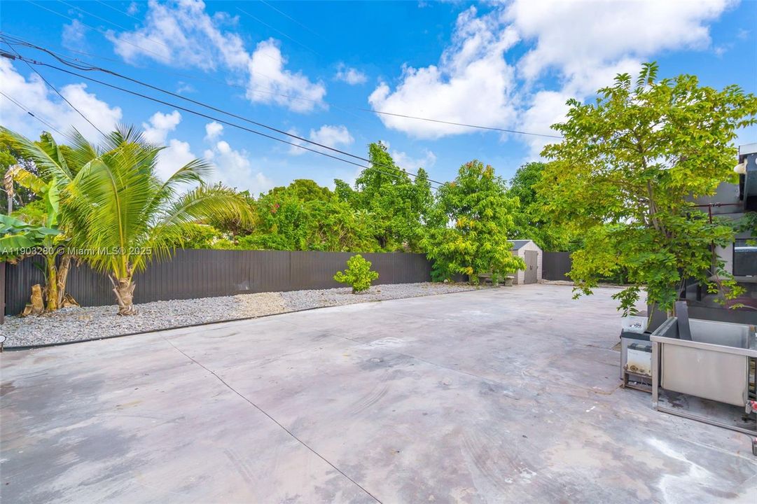 For Sale: $650,000 (3 beds, 2 baths, 960 Square Feet)