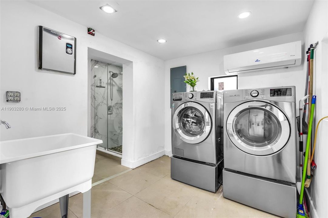 For Sale: $650,000 (3 beds, 2 baths, 960 Square Feet)