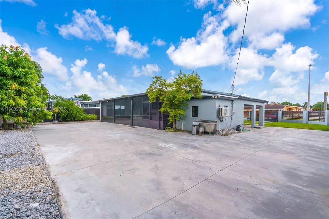 For Sale: $650,000 (3 beds, 2 baths, 960 Square Feet)