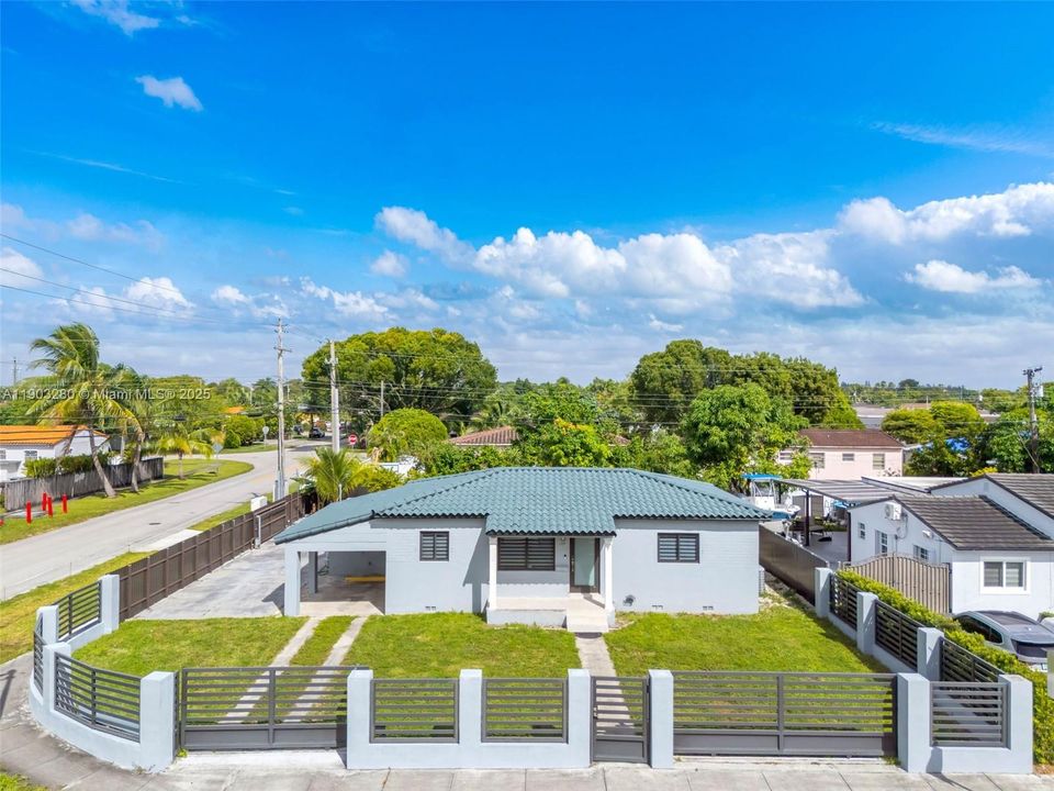 For Sale: $650,000 (3 beds, 2 baths, 960 Square Feet)