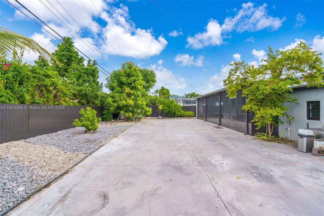 For Sale: $650,000 (3 beds, 2 baths, 960 Square Feet)