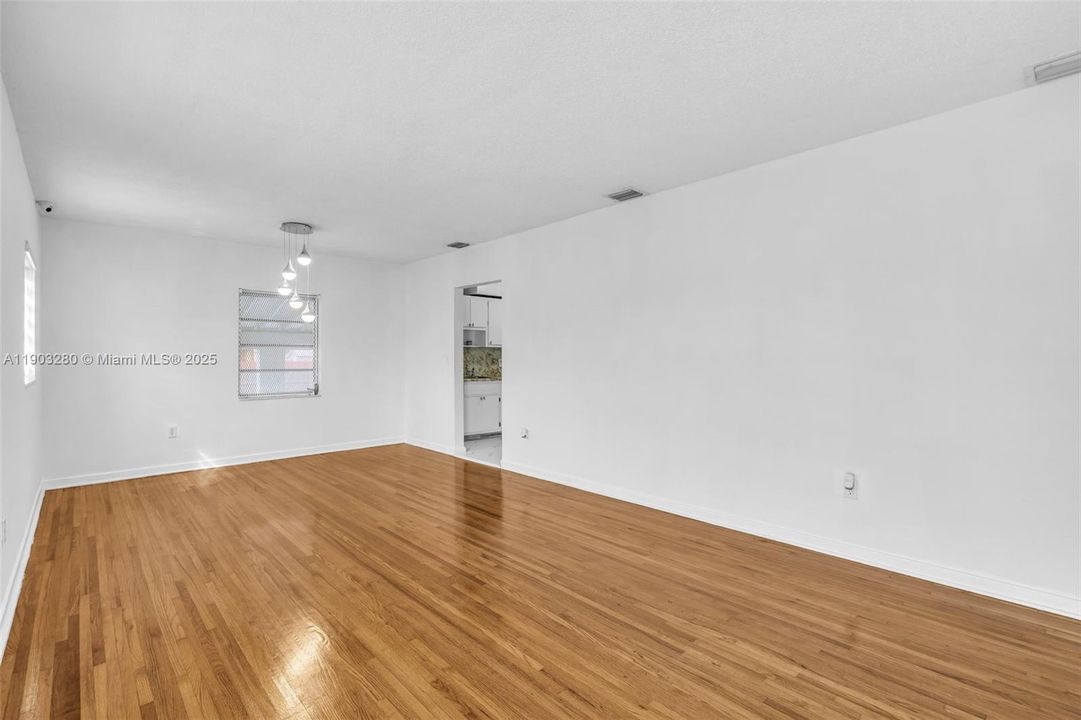 For Sale: $650,000 (3 beds, 2 baths, 960 Square Feet)