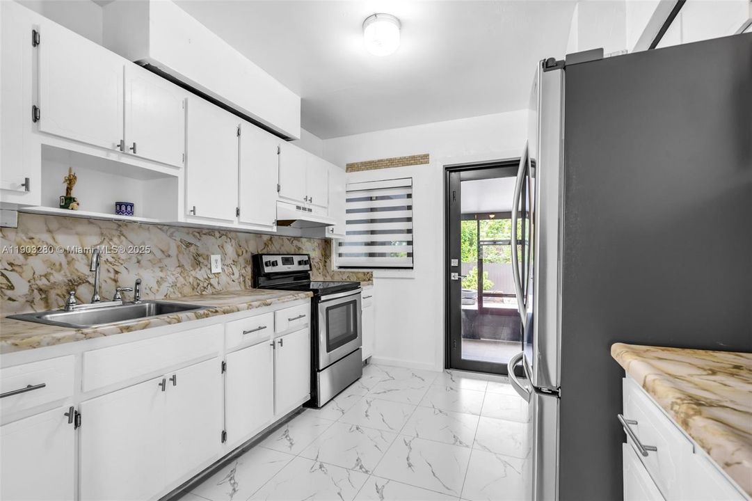 For Sale: $650,000 (3 beds, 2 baths, 960 Square Feet)