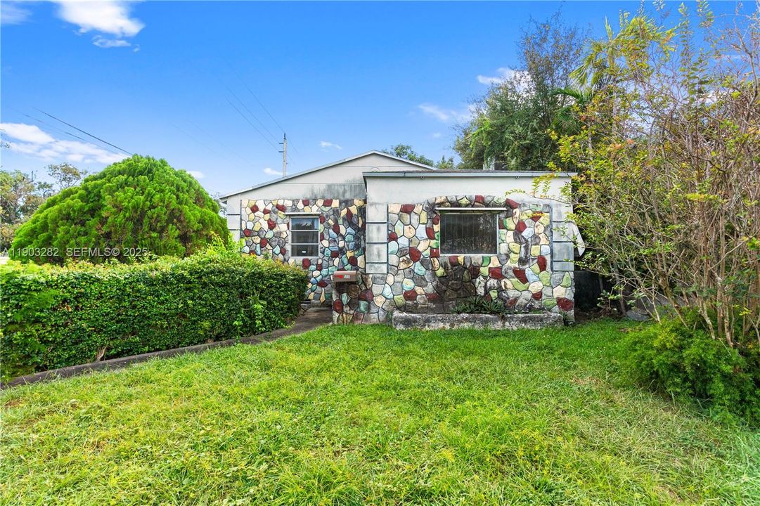 For Sale: $685,000 (2 beds, 1 baths, 1098 Square Feet)