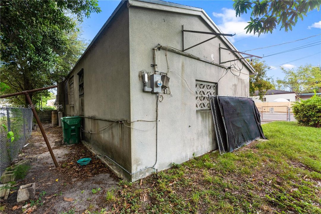 For Sale: $685,000 (2 beds, 1 baths, 1098 Square Feet)