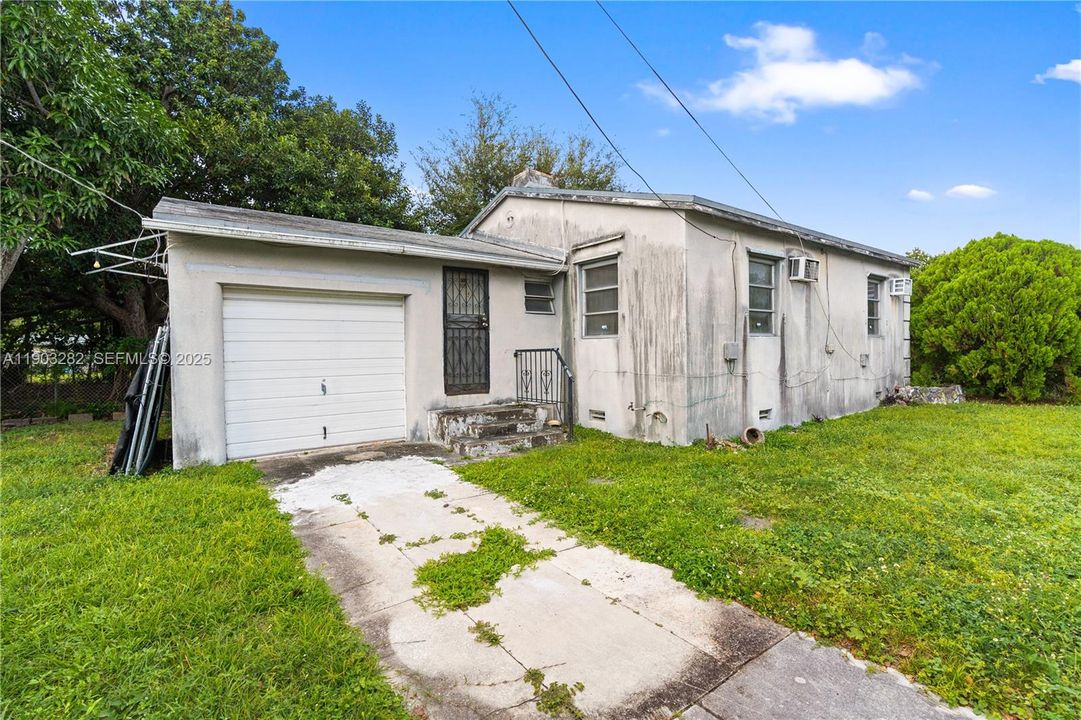 For Sale: $685,000 (2 beds, 1 baths, 1098 Square Feet)