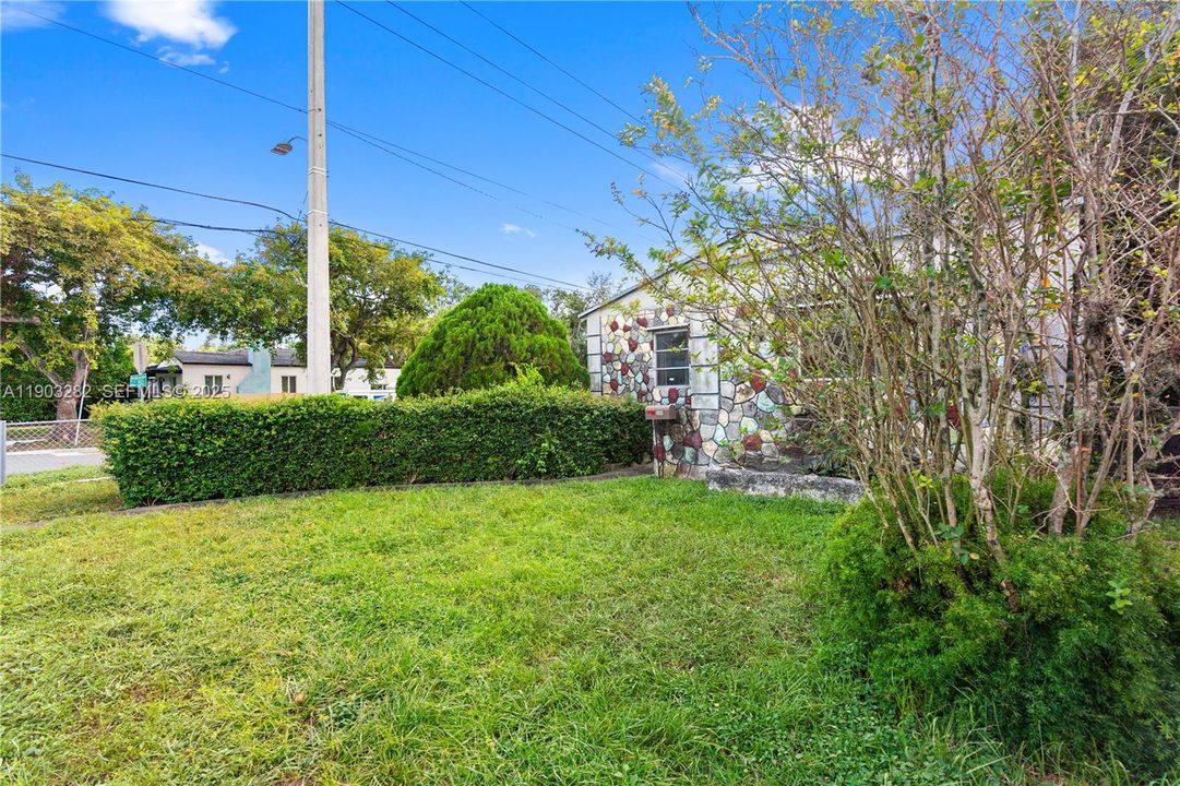 For Sale: $685,000 (2 beds, 1 baths, 1098 Square Feet)