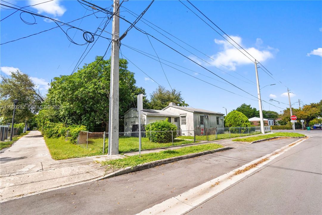 For Sale: $685,000 (2 beds, 1 baths, 1098 Square Feet)