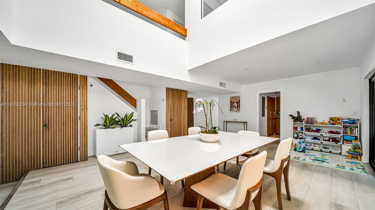 合同活跃: $1,595,000 (4 贝兹, 3 浴室, 2650 平方英尺)