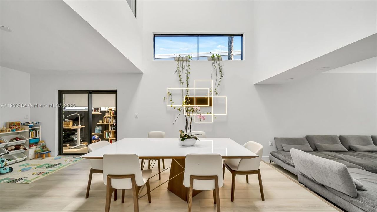 合同活跃: $1,595,000 (4 贝兹, 3 浴室, 2650 平方英尺)