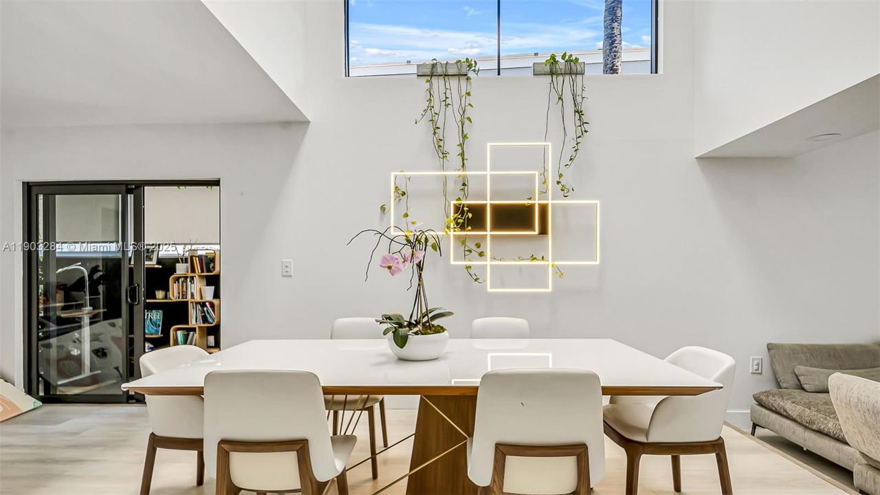 合同活跃: $1,595,000 (4 贝兹, 3 浴室, 2650 平方英尺)