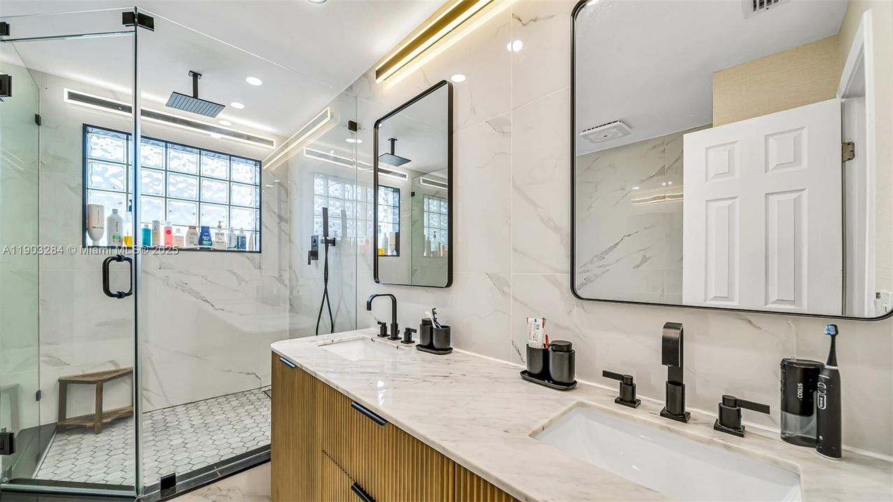 合同活跃: $1,595,000 (4 贝兹, 3 浴室, 2650 平方英尺)