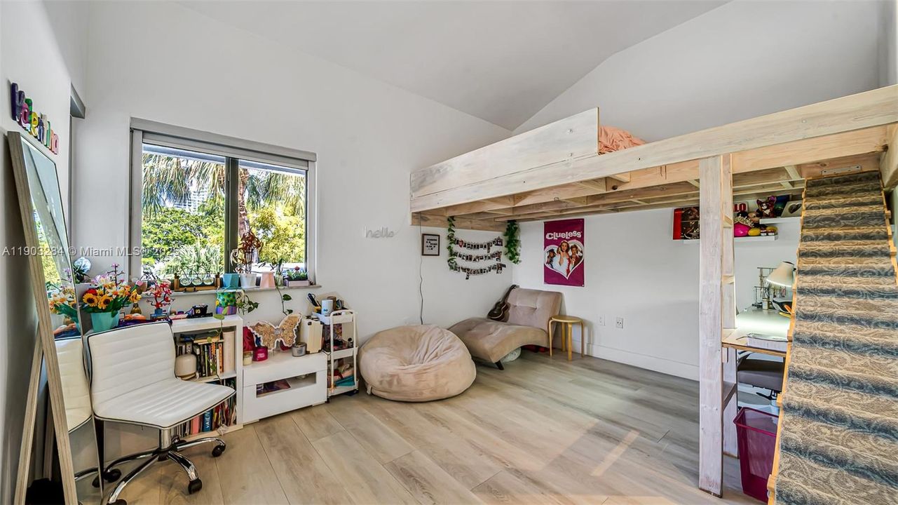 合同活跃: $1,595,000 (4 贝兹, 3 浴室, 2650 平方英尺)