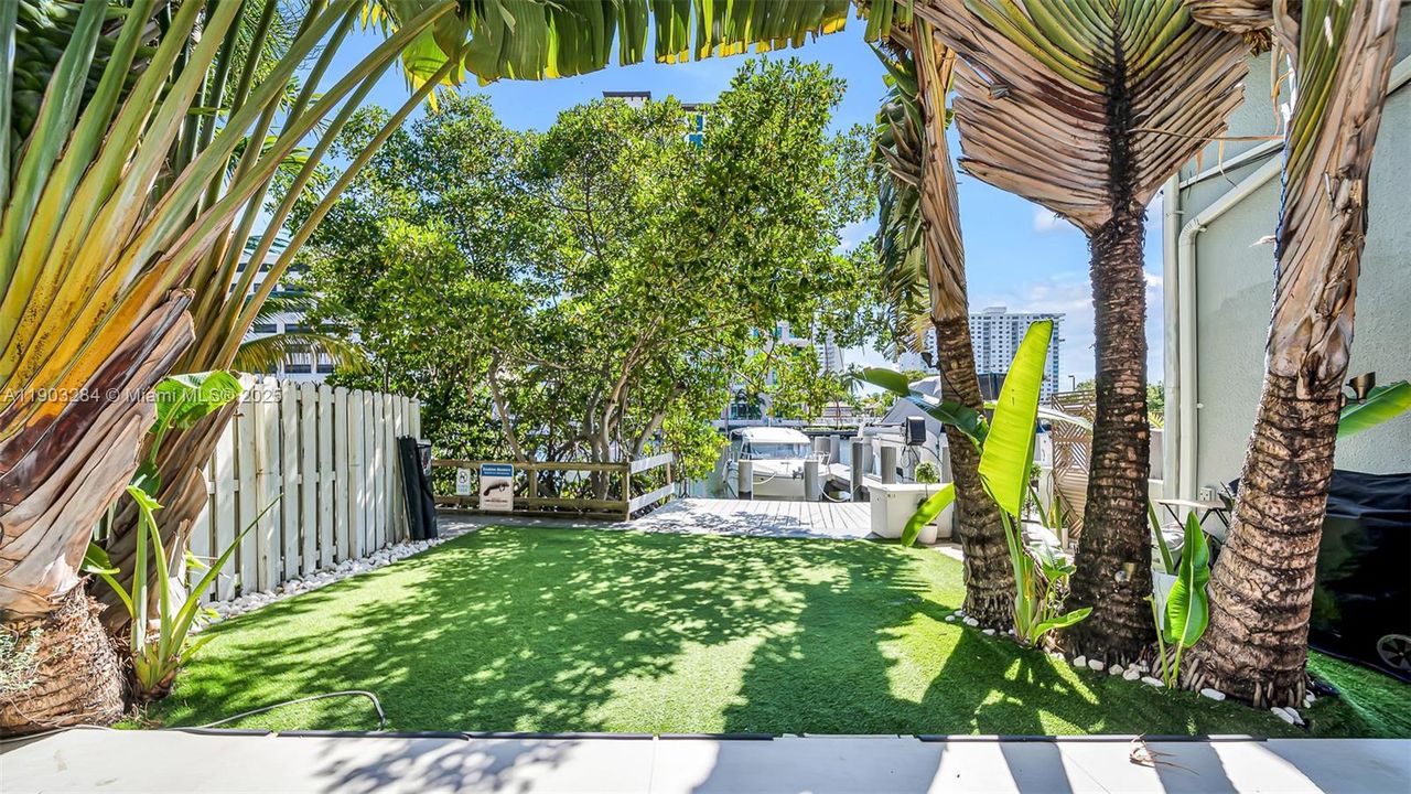 合同活跃: $1,595,000 (4 贝兹, 3 浴室, 2650 平方英尺)