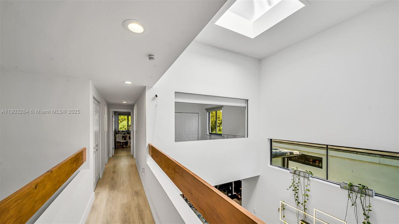 合同活跃: $1,595,000 (4 贝兹, 3 浴室, 2650 平方英尺)