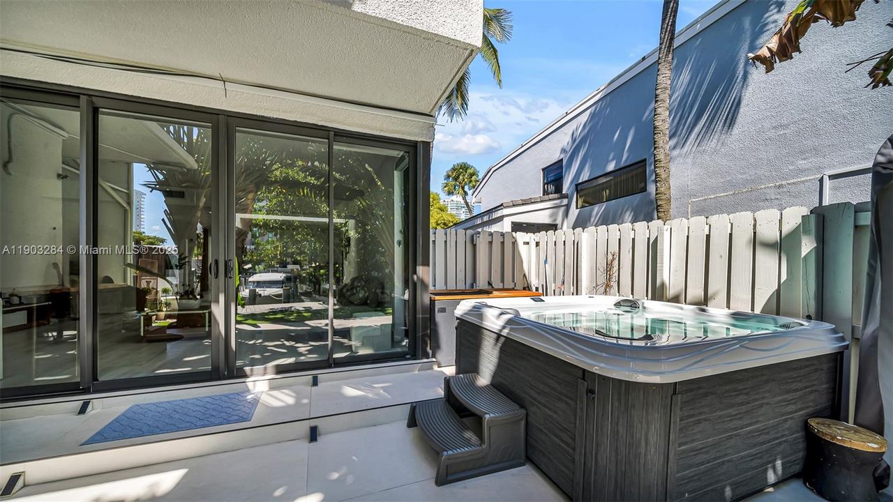 合同活跃: $1,595,000 (4 贝兹, 3 浴室, 2650 平方英尺)