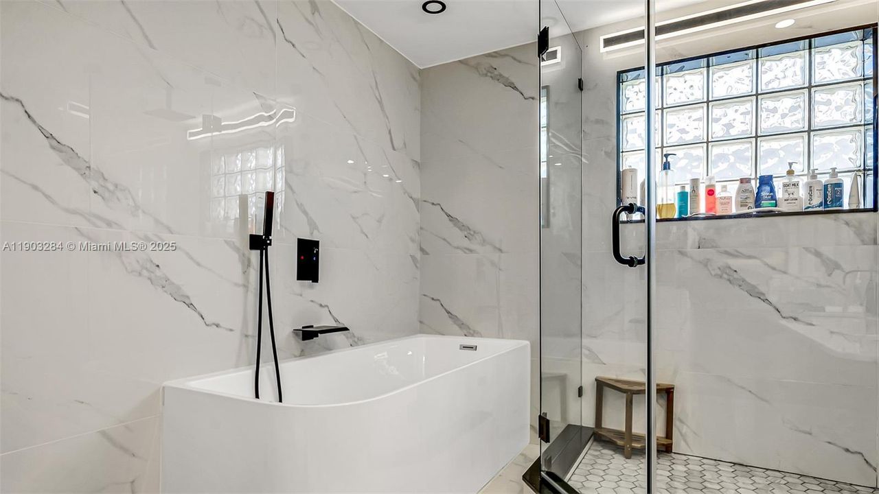 合同活跃: $1,595,000 (4 贝兹, 3 浴室, 2650 平方英尺)