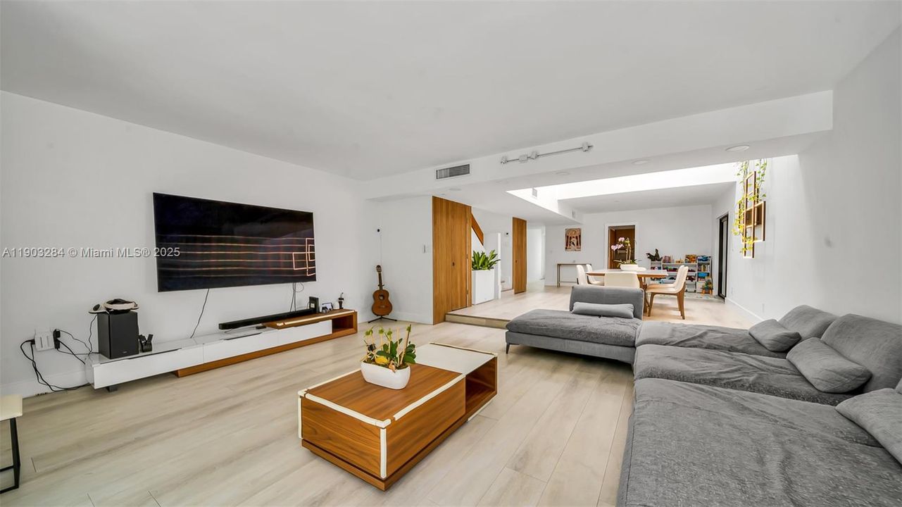 合同活跃: $1,595,000 (4 贝兹, 3 浴室, 2650 平方英尺)