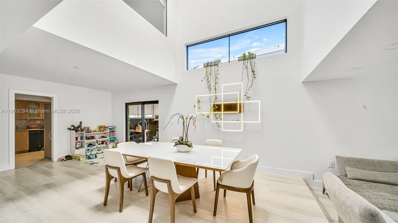 合同活跃: $1,595,000 (4 贝兹, 3 浴室, 2650 平方英尺)