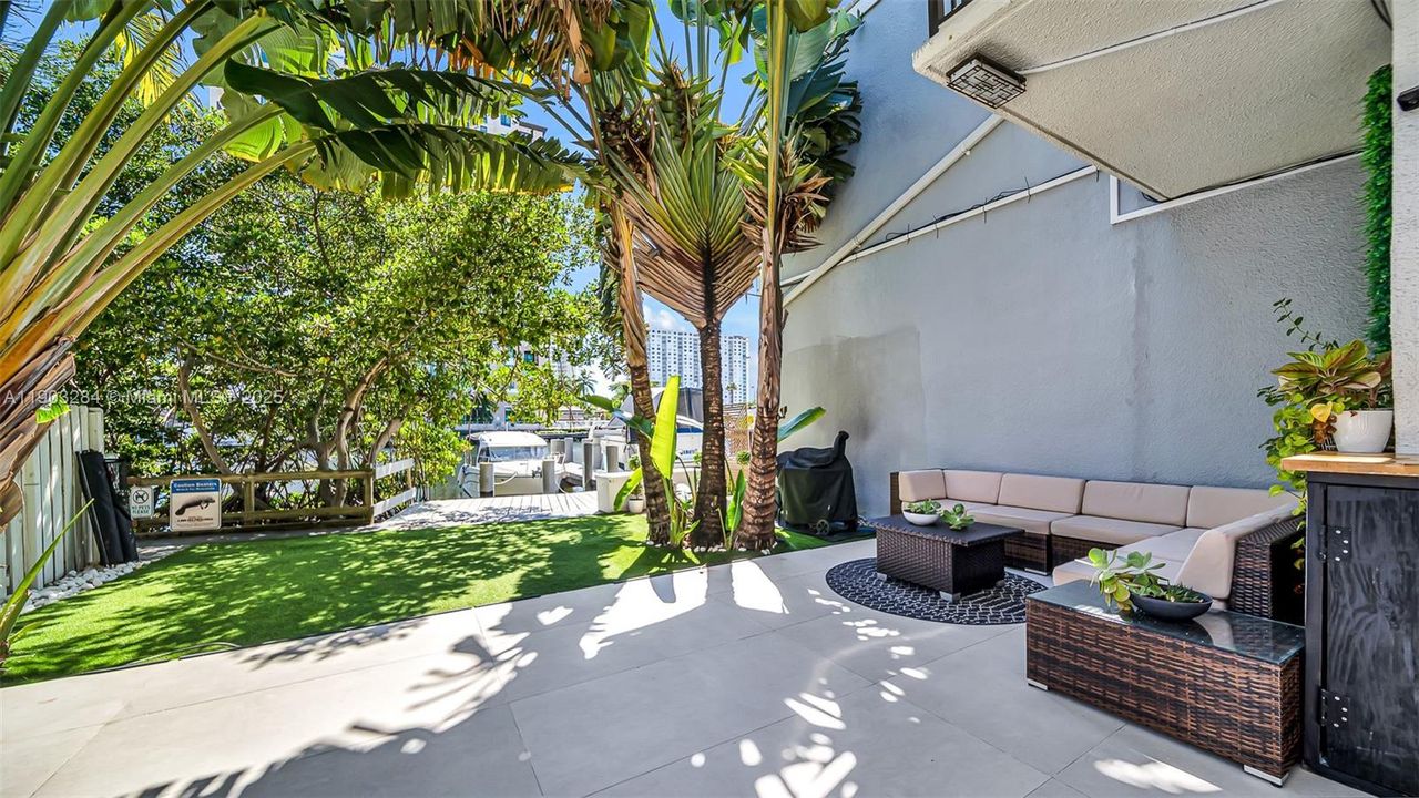 合同活跃: $1,595,000 (4 贝兹, 3 浴室, 2650 平方英尺)