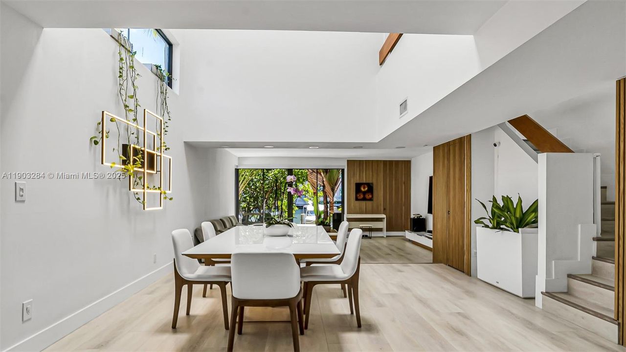 合同活跃: $1,595,000 (4 贝兹, 3 浴室, 2650 平方英尺)