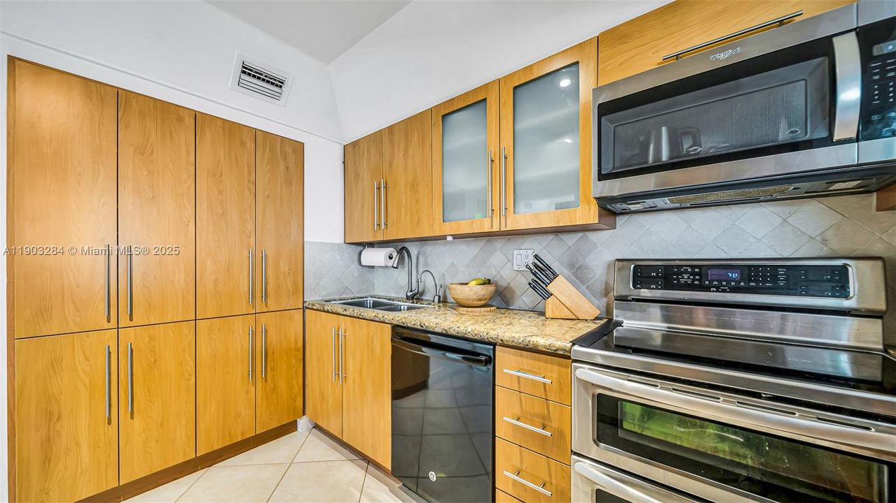 合同活跃: $1,595,000 (4 贝兹, 3 浴室, 2650 平方英尺)