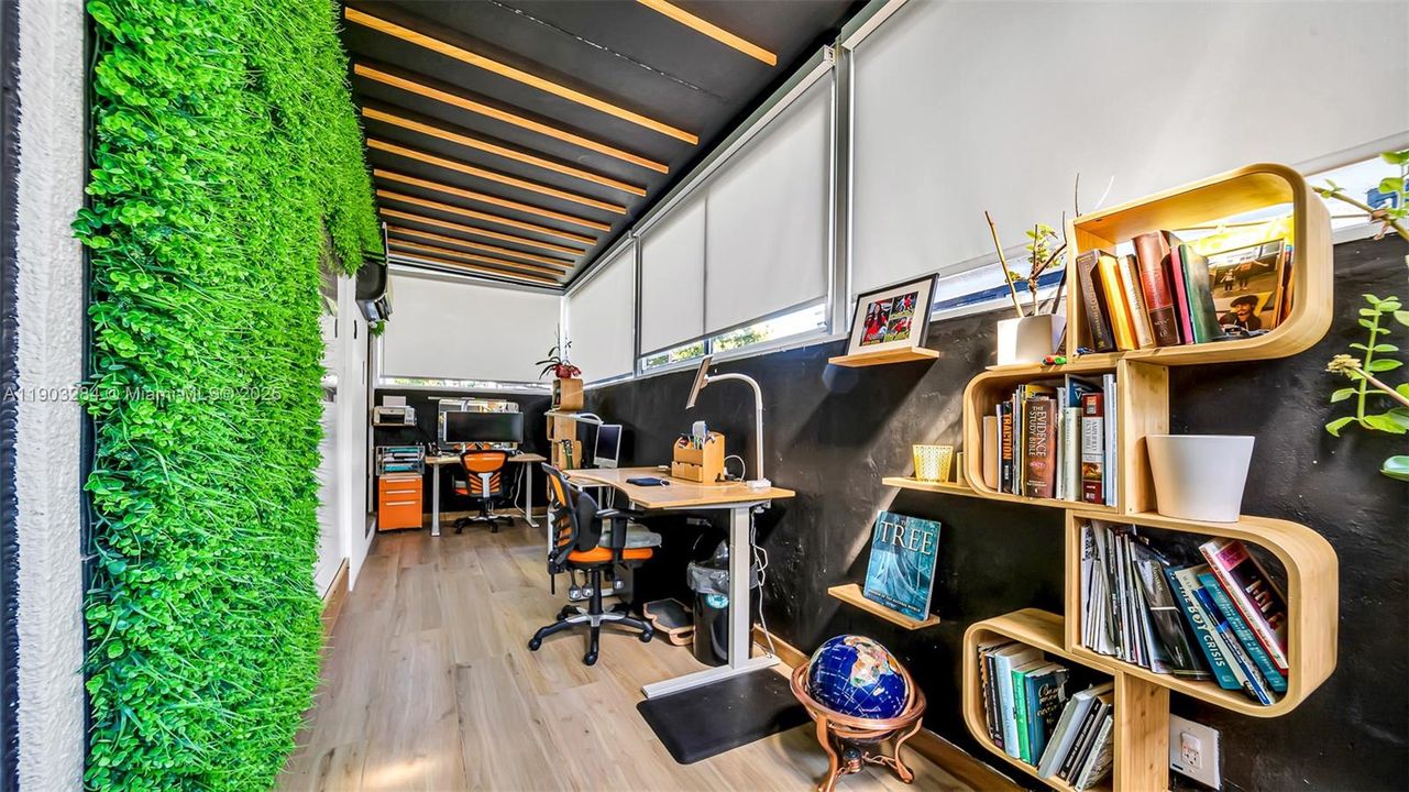 合同活跃: $1,595,000 (4 贝兹, 3 浴室, 2650 平方英尺)