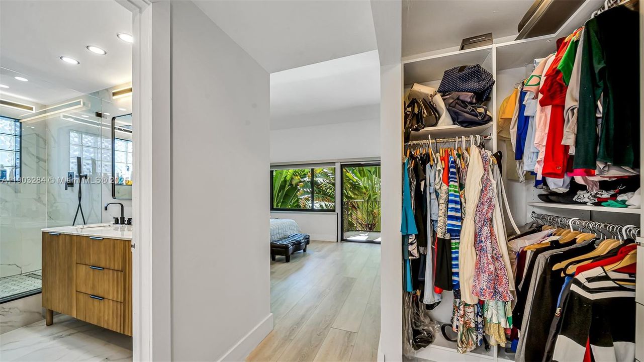 合同活跃: $1,595,000 (4 贝兹, 3 浴室, 2650 平方英尺)