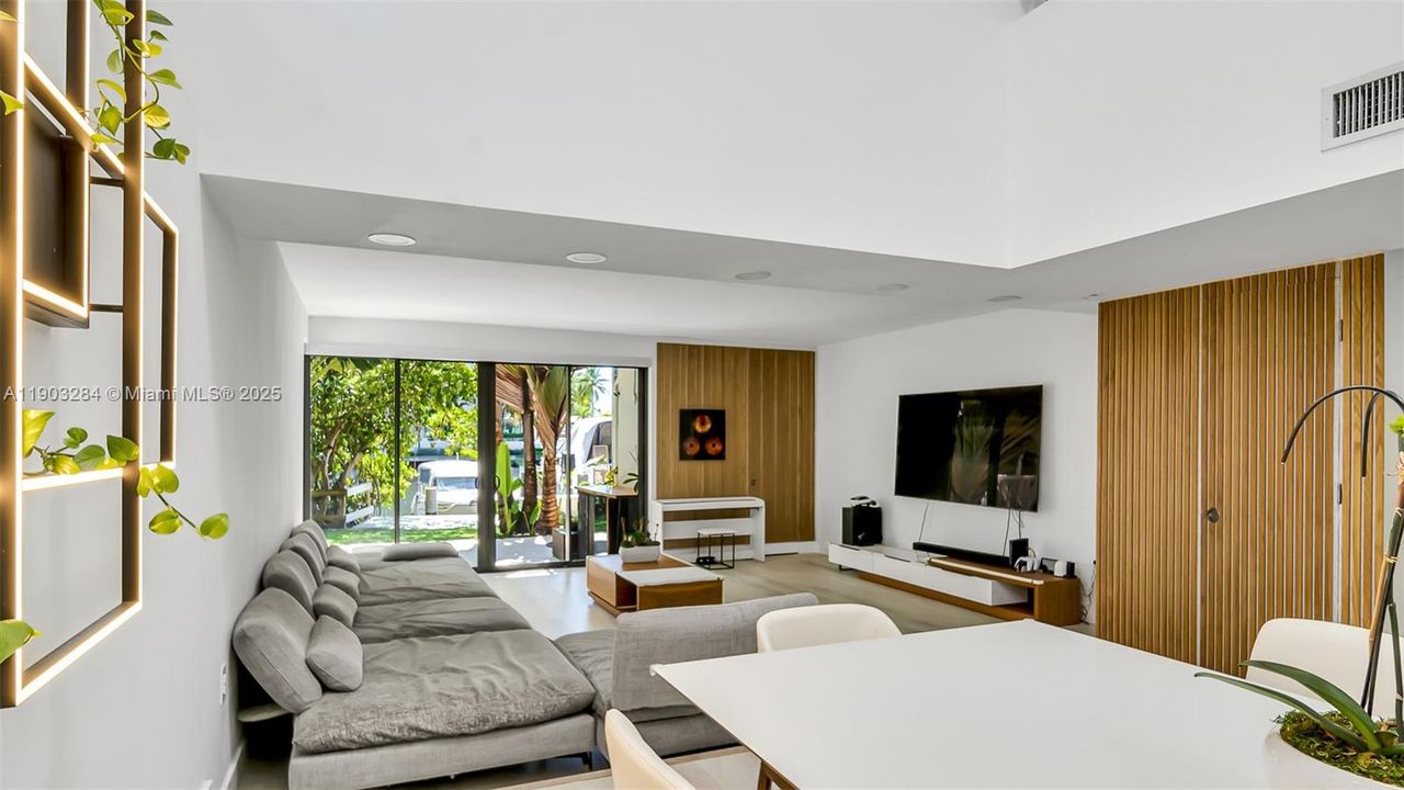 合同活跃: $1,595,000 (4 贝兹, 3 浴室, 2650 平方英尺)