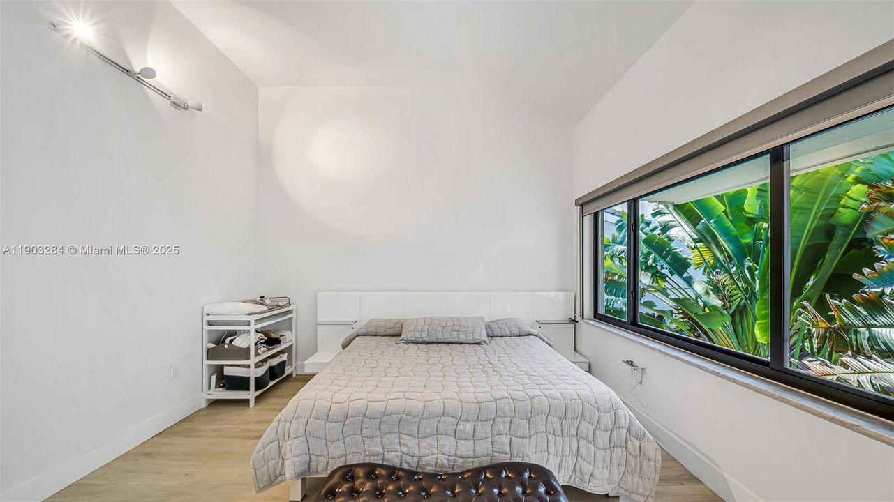 合同活跃: $1,595,000 (4 贝兹, 3 浴室, 2650 平方英尺)