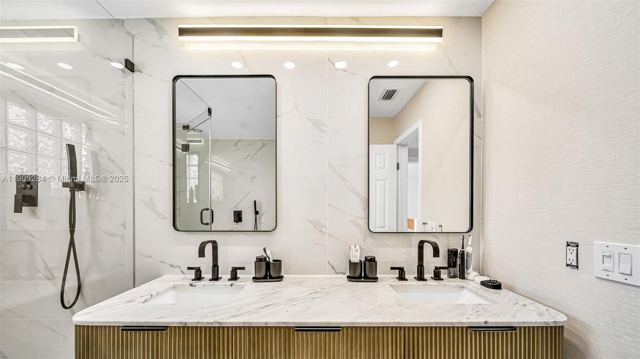 合同活跃: $1,595,000 (4 贝兹, 3 浴室, 2650 平方英尺)