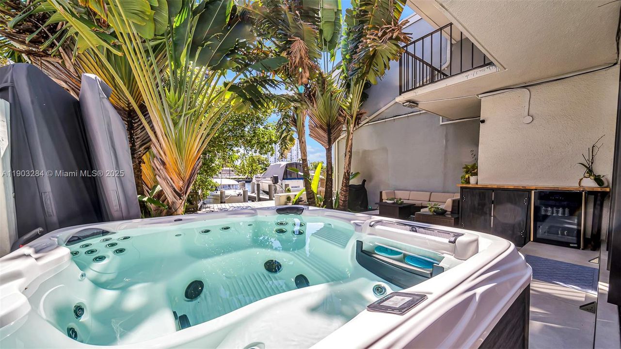 合同活跃: $1,595,000 (4 贝兹, 3 浴室, 2650 平方英尺)