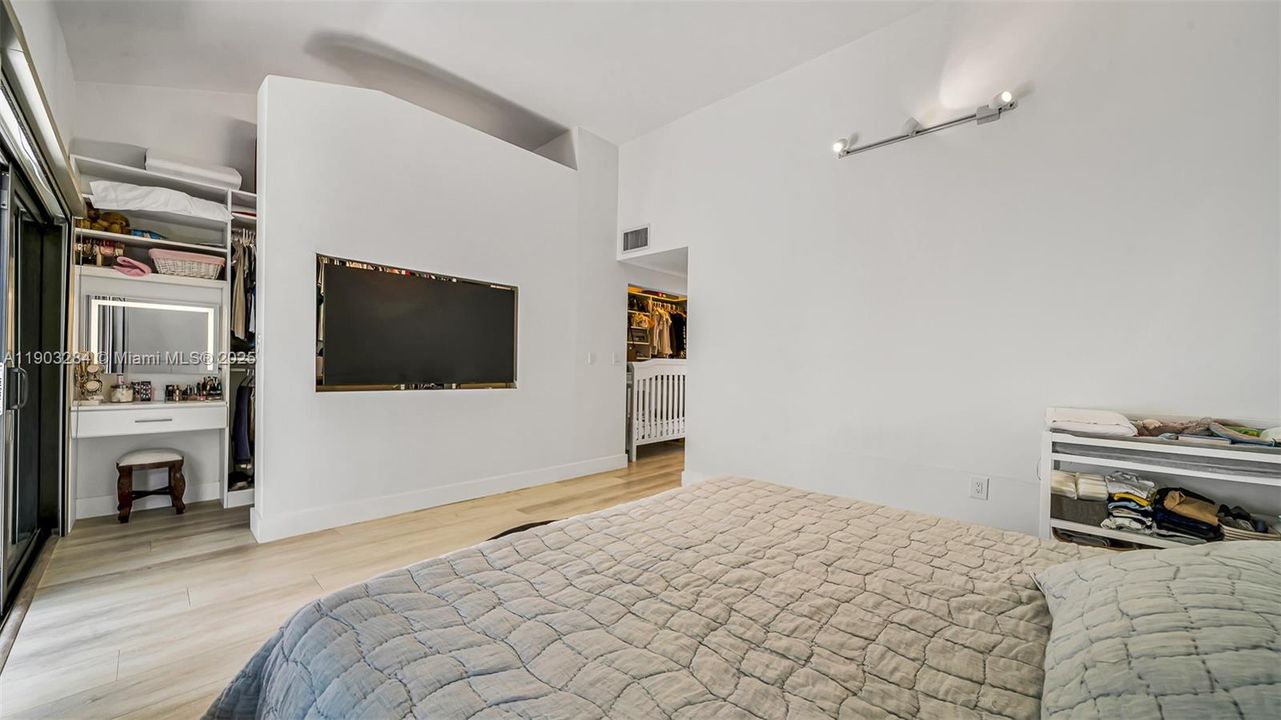 合同活跃: $1,595,000 (4 贝兹, 3 浴室, 2650 平方英尺)