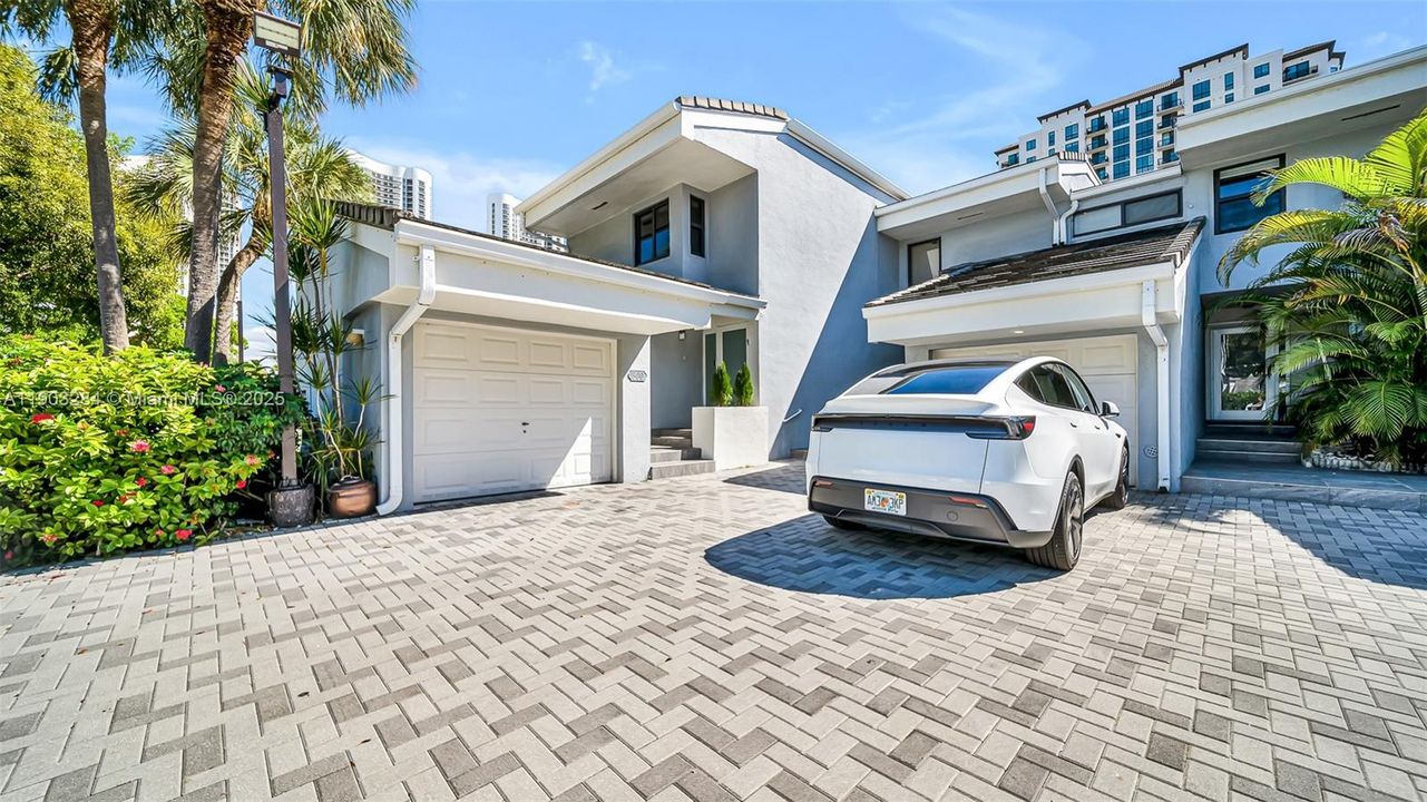 合同活跃: $1,595,000 (4 贝兹, 3 浴室, 2650 平方英尺)