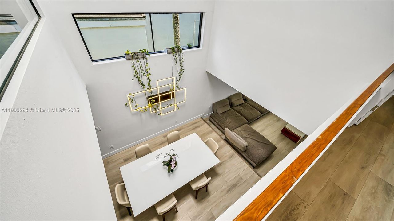 合同活跃: $1,595,000 (4 贝兹, 3 浴室, 2650 平方英尺)