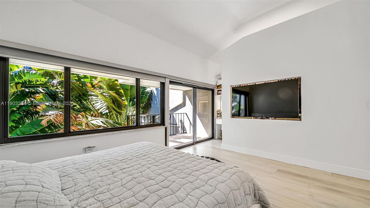 合同活跃: $1,595,000 (4 贝兹, 3 浴室, 2650 平方英尺)