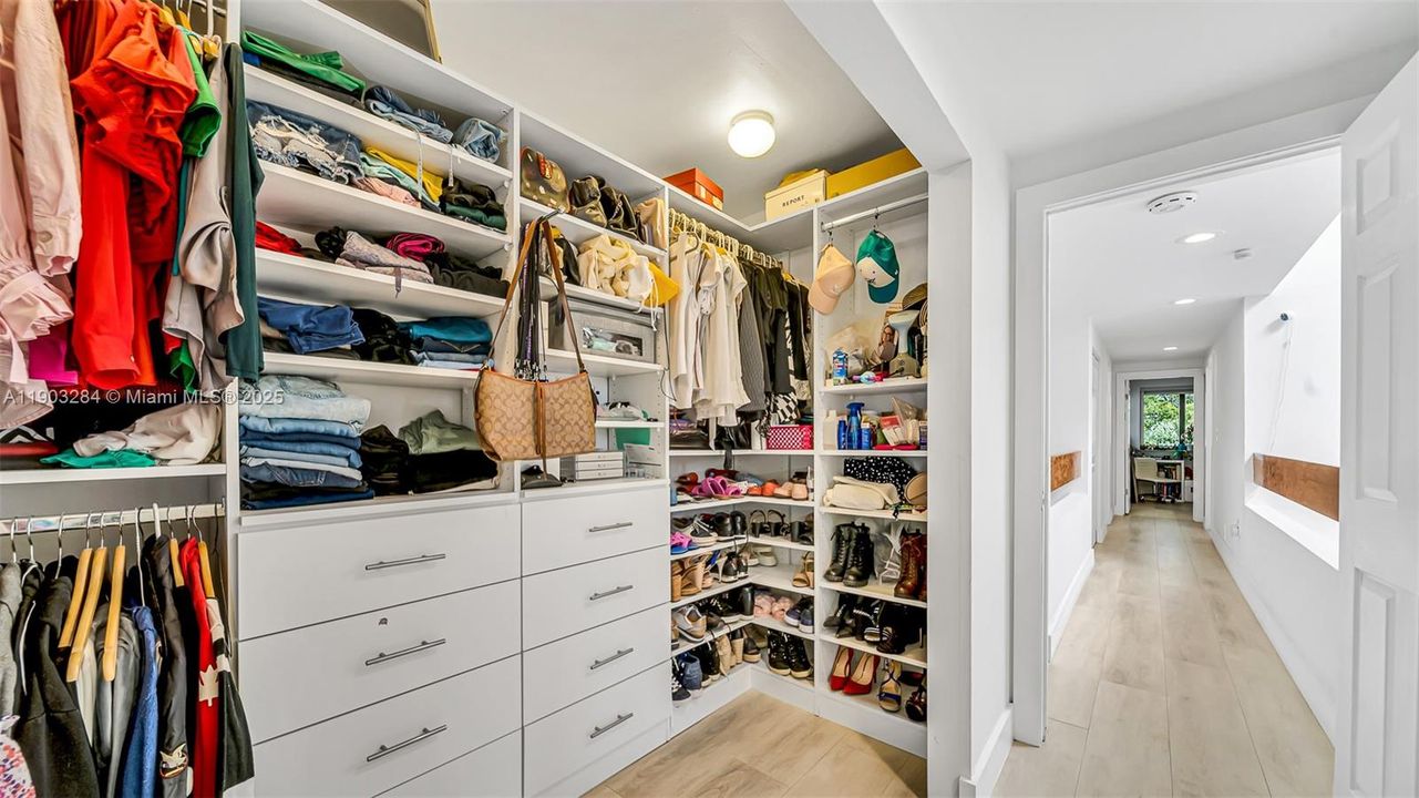 合同活跃: $1,595,000 (4 贝兹, 3 浴室, 2650 平方英尺)