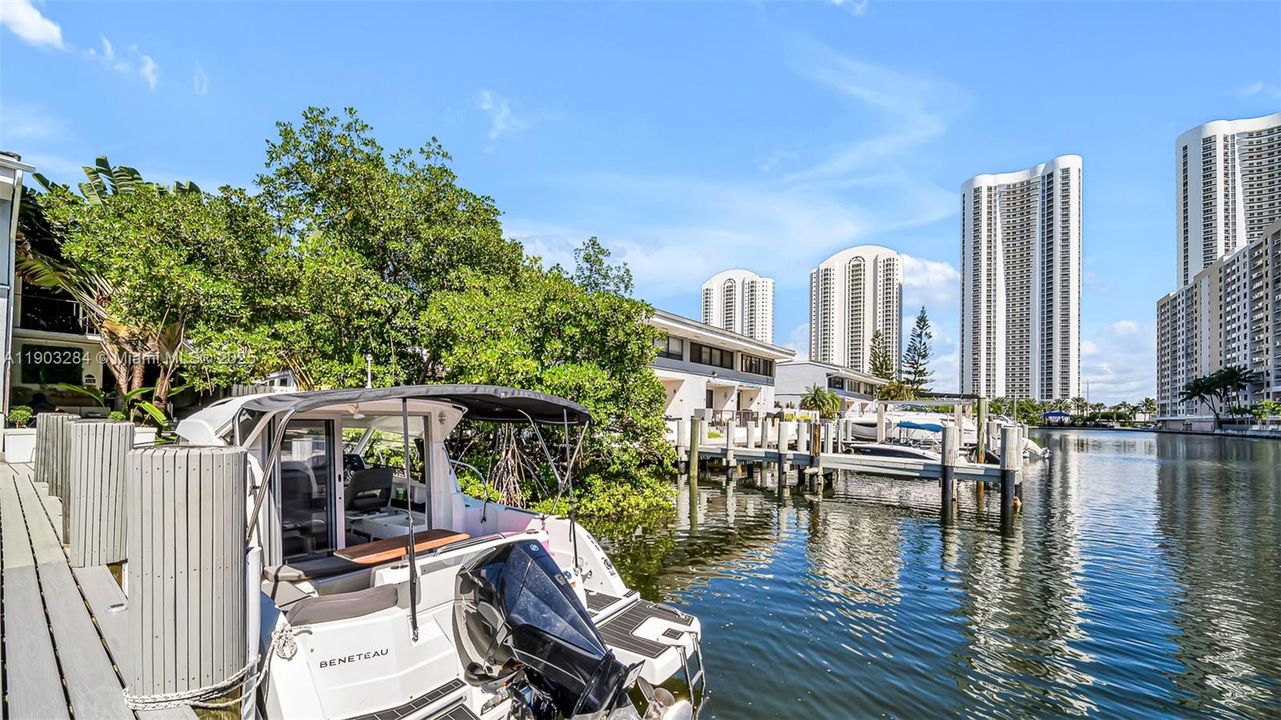 合同活跃: $1,595,000 (4 贝兹, 3 浴室, 2650 平方英尺)