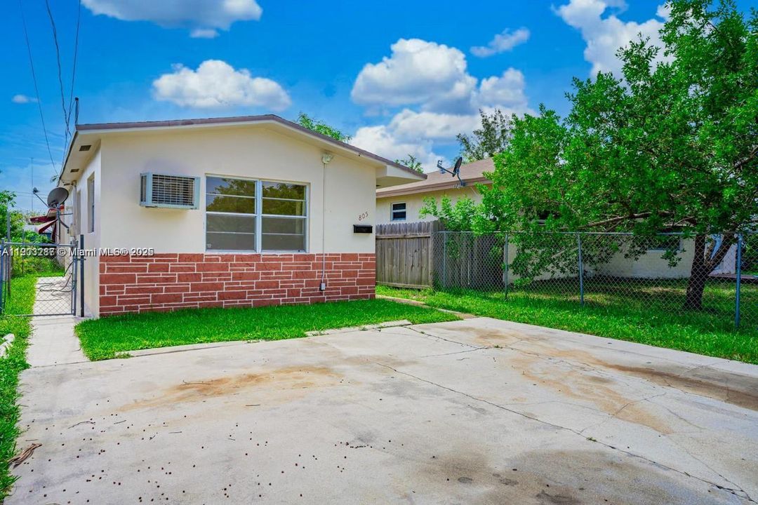 For Rent: $2,240 (2 beds, 1 baths, 656 Square Feet)