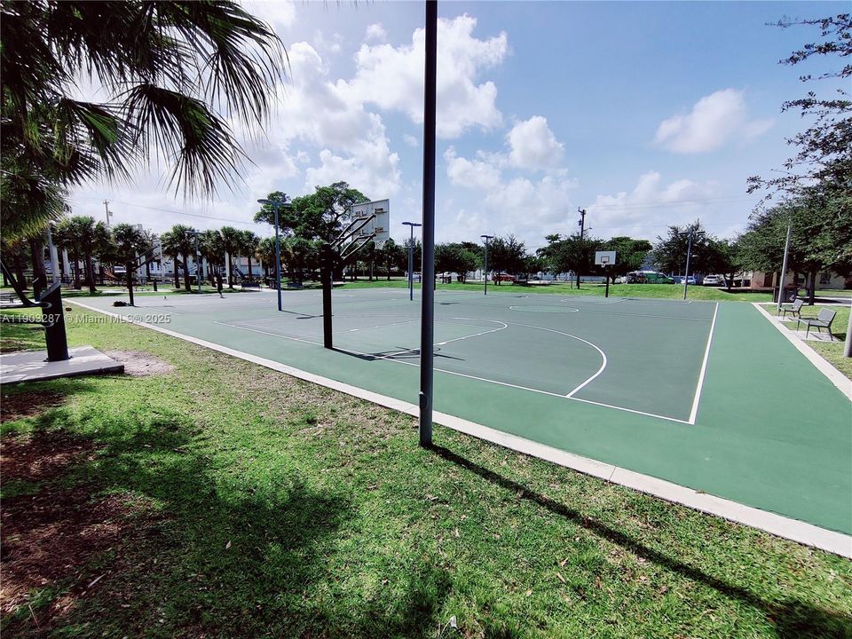 For Rent: $2,240 (2 beds, 1 baths, 656 Square Feet)