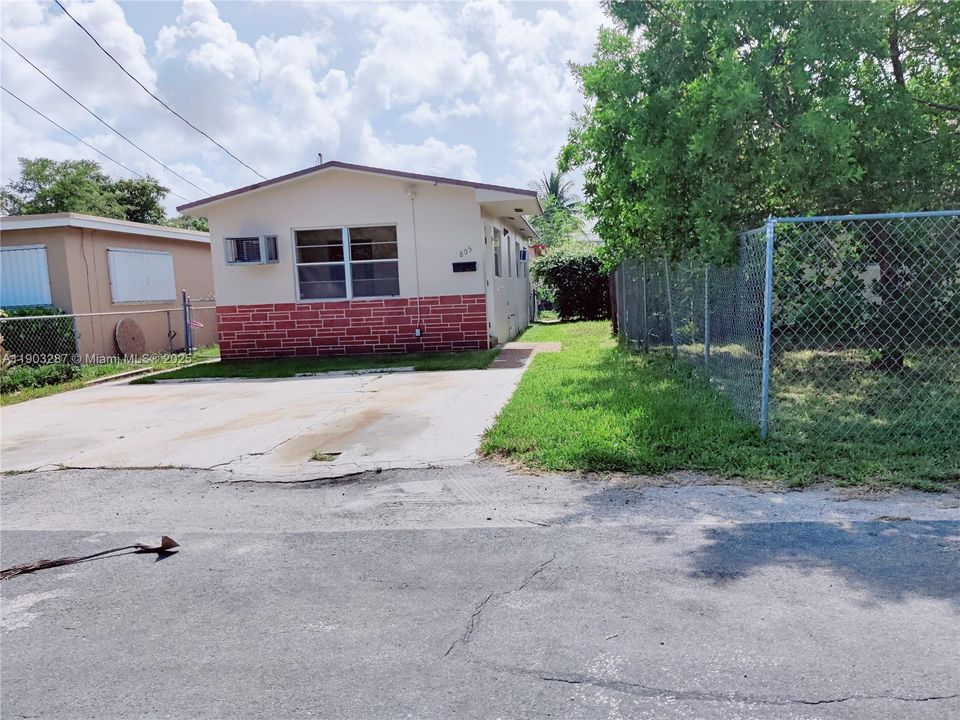 For Rent: $2,240 (2 beds, 1 baths, 656 Square Feet)