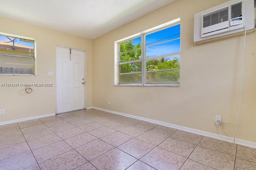 For Rent: $2,240 (2 beds, 1 baths, 656 Square Feet)