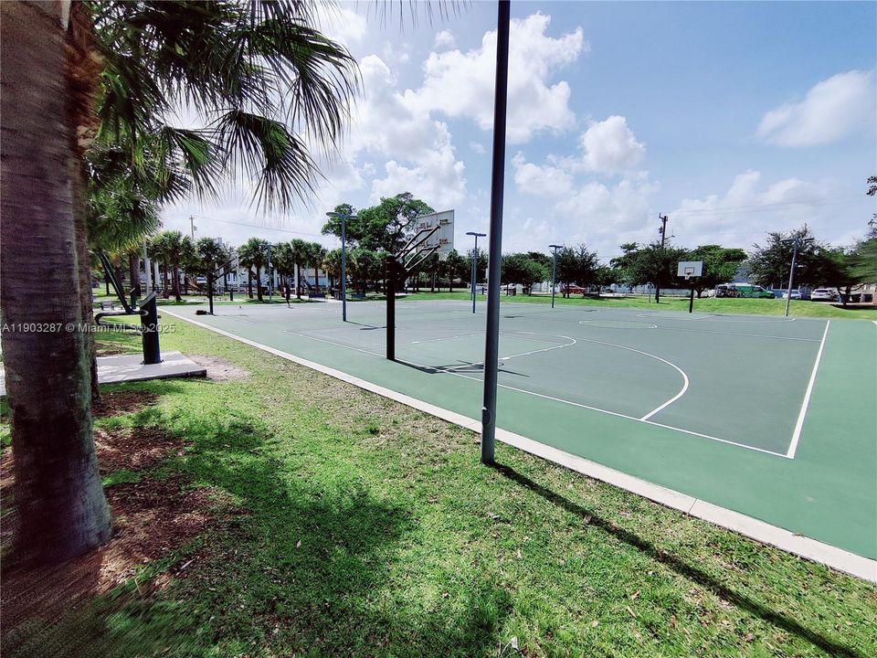 For Rent: $2,240 (2 beds, 1 baths, 656 Square Feet)