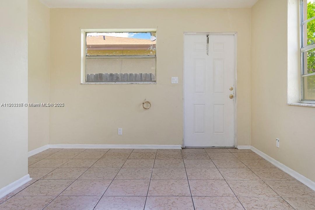 For Rent: $2,240 (2 beds, 1 baths, 656 Square Feet)