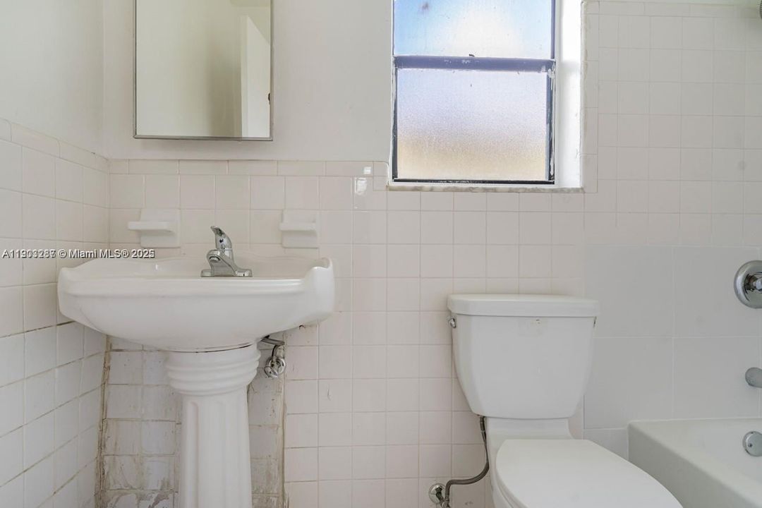 For Rent: $2,240 (2 beds, 1 baths, 656 Square Feet)